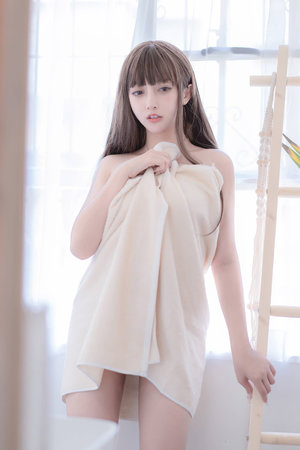 挽起裙子迈开腿坐下去小悦